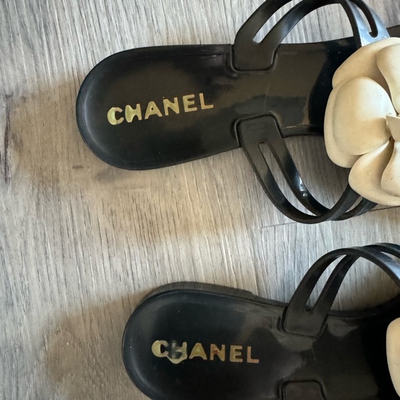 Chanel - Interlocking CC Logo Rubber Slides - Picture 7 of 11